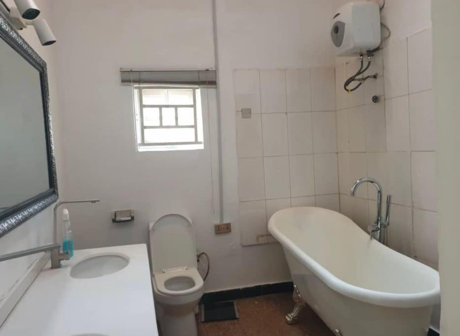 Stylish House With Free Parking And Outdoor Pool Villa Abuja Exterior photo