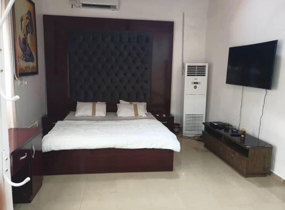 Stylish House With Free Parking And Outdoor Pool Villa Abuja Exterior photo