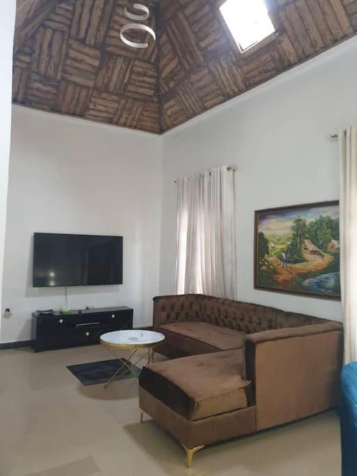 Stylish House With Free Parking And Outdoor Pool Villa Abuja Exterior photo