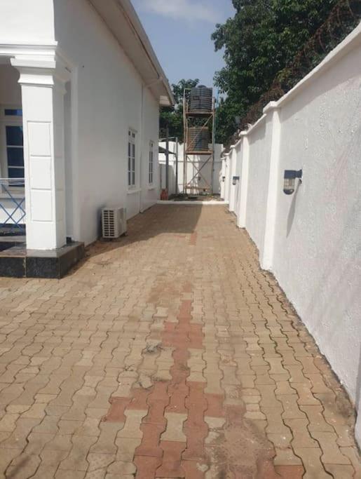 Stylish House With Free Parking And Outdoor Pool Villa Abuja Exterior photo