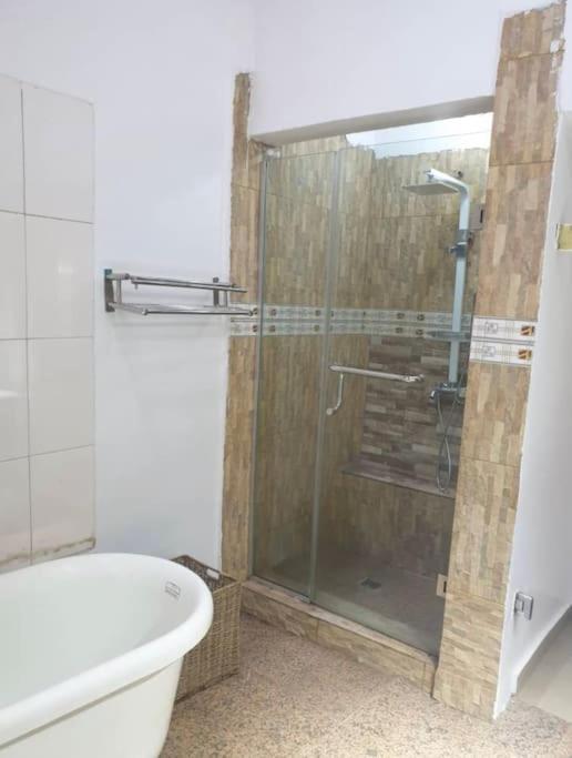 Stylish House With Free Parking And Outdoor Pool Villa Abuja Exterior photo