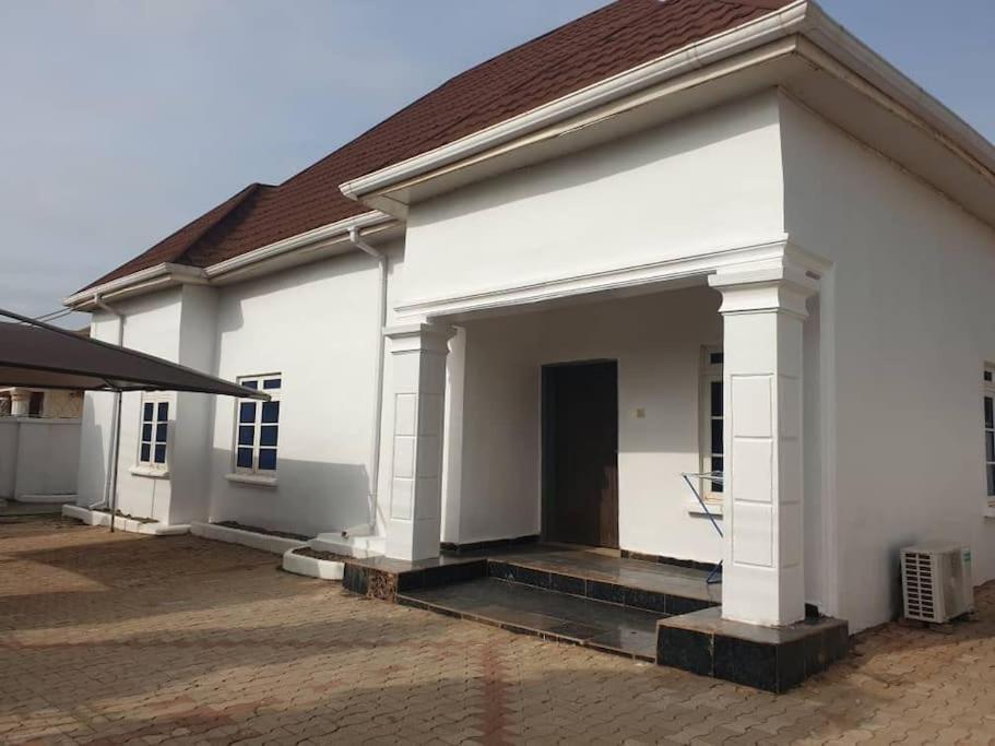 Stylish House With Free Parking And Outdoor Pool Villa Abuja Exterior photo