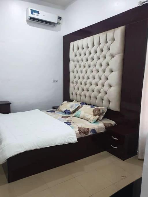 Stylish House With Free Parking And Outdoor Pool Villa Abuja Exterior photo