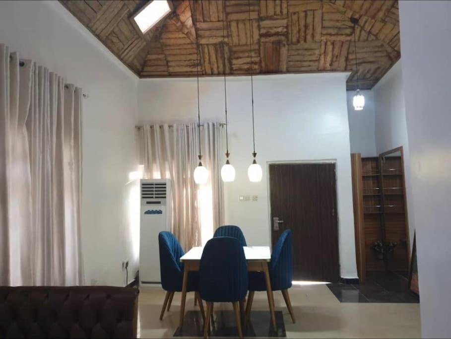Stylish House With Free Parking And Outdoor Pool Villa Abuja Exterior photo