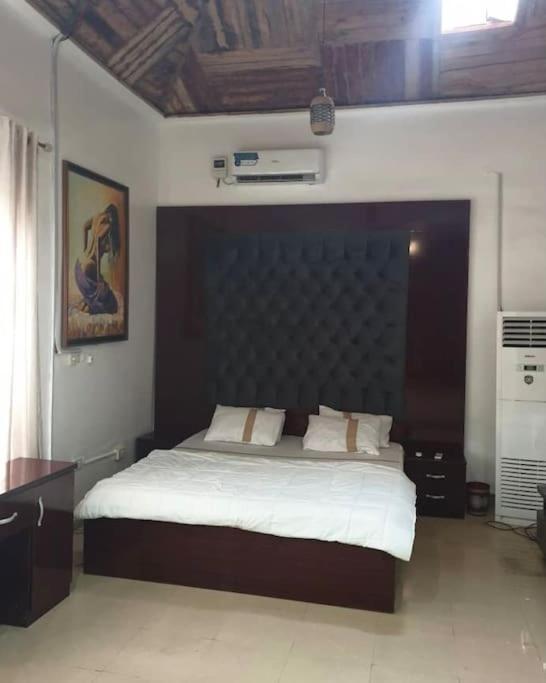 Stylish House With Free Parking And Outdoor Pool Villa Abuja Exterior photo