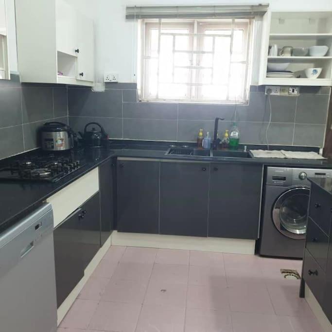 Stylish House With Free Parking And Outdoor Pool Villa Abuja Exterior photo