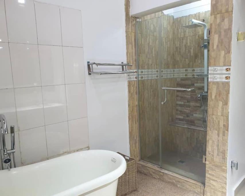 Stylish House With Free Parking And Outdoor Pool Villa Abuja Exterior photo