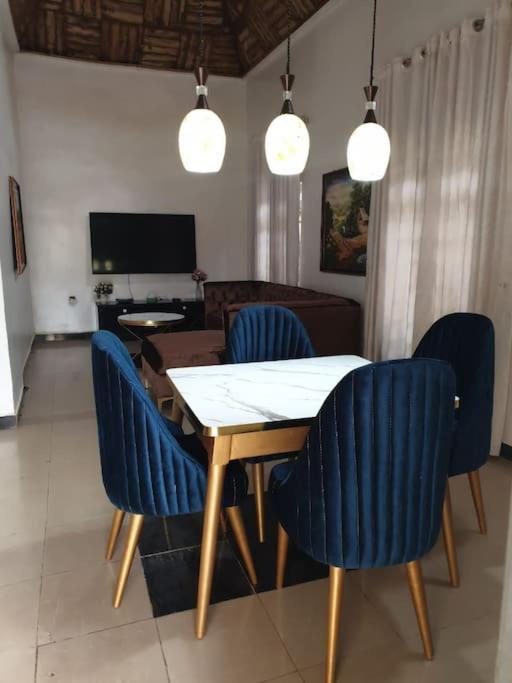 Stylish House With Free Parking And Outdoor Pool Villa Abuja Exterior photo