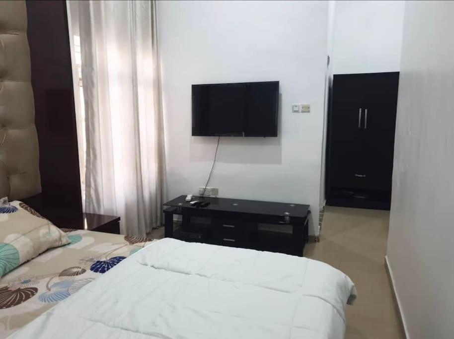 Stylish House With Free Parking And Outdoor Pool Villa Abuja Exterior photo